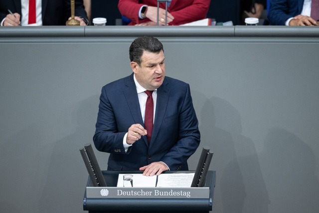 Bundesarbeitsminister Hubertus Heil sp... vom Parlament einstimmig beschlossen.  | Foto: Hannes P. Albert/dpa