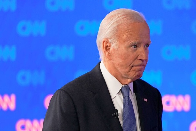 US-Prsident Joe Biden verlsst whren...whrend einer Prsidentschaftsdebatte.  | Foto: Gerald Herbert (dpa)