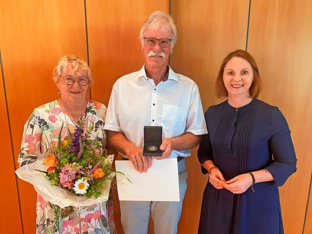 Hubert Rderer freut sich mit Ehefrau ...Auszeichnung mit der Staufermedaille.   | Foto: Alena Ehrlich