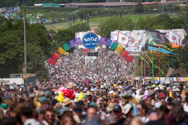 Festivalbesucher kommen zum Glastonbury Festival.  | Foto: Scott A Garfitt/Invision/AP/dpa
