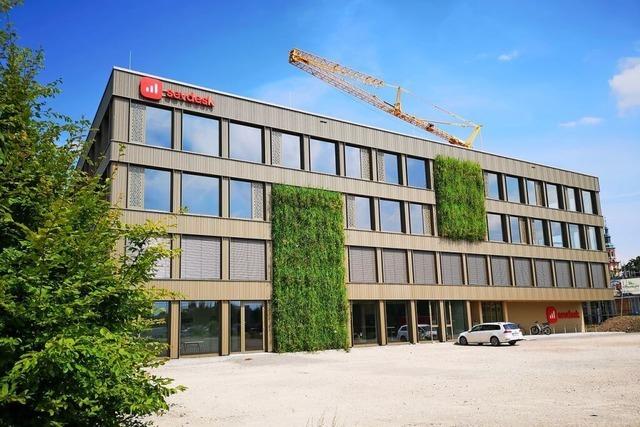 Eine Offenburger Firmenzentrale mit vertikalen Wiesen an den Fassaden und einer Rutsche im Atrium