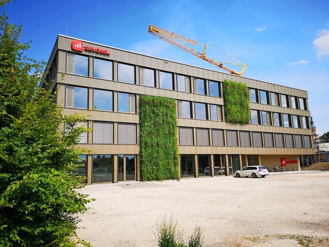 Die Westseite des Sevdesk-Headquarters...upteingang und zwei vertikalen Wiesen.  | Foto: Ralf Burgmaier