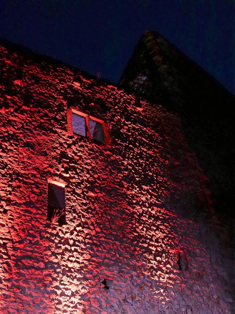 Krftige Farben tauchen die alten Mauern der Burgruine in ein ungewhnliches Licht.