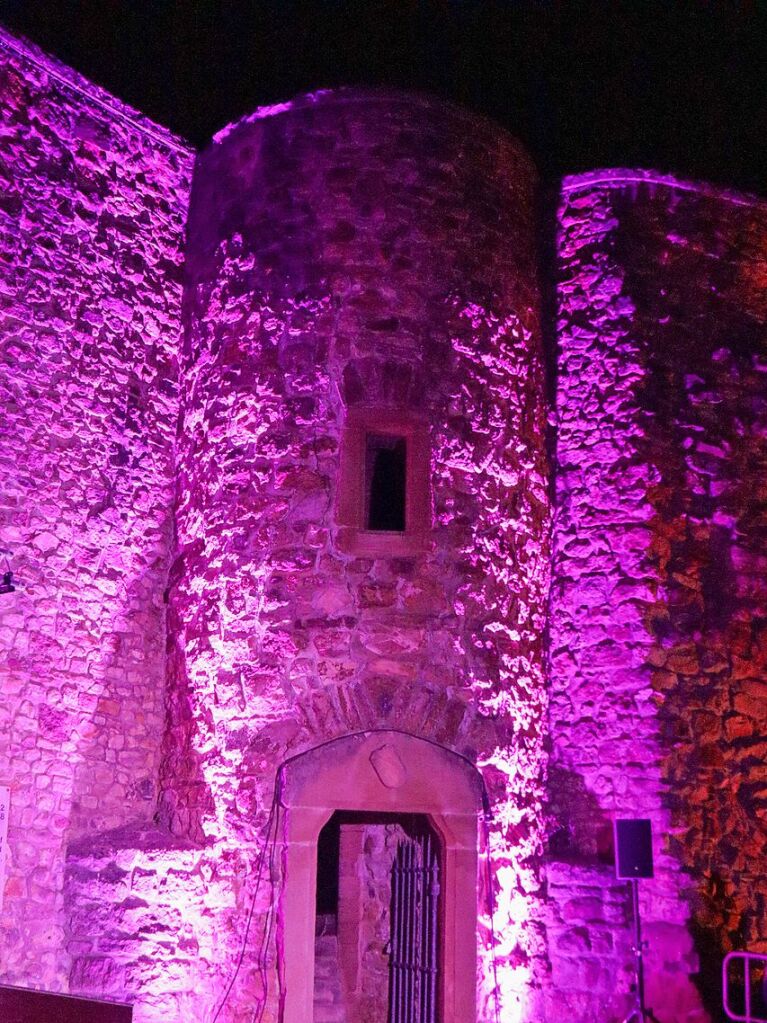 Krftige Farben tauchen die alten Mauern der Burgruine in ein ungewhnliches Licht.