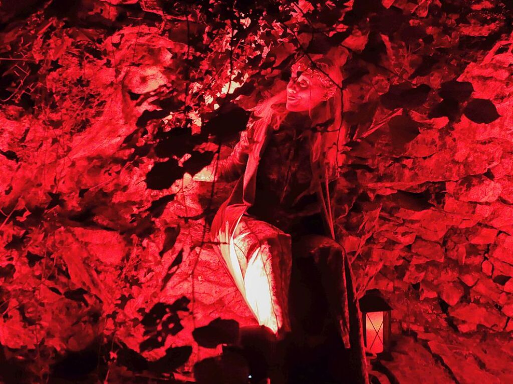 Kaum auszumachen verbirgt sich ein feenhaftes Wesen in einer Grotte.