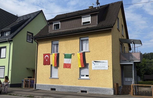 Ein Haus in Wehr ist gleich mit drei N...trkische und die italienische Flagge.  | Foto: Julia Becker