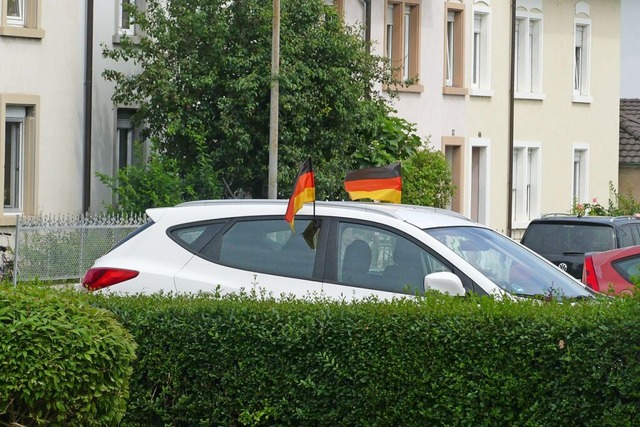 Auch so manches Auto am Hochrhein bekennt schon Flagge.  | Foto: Lara Wehler