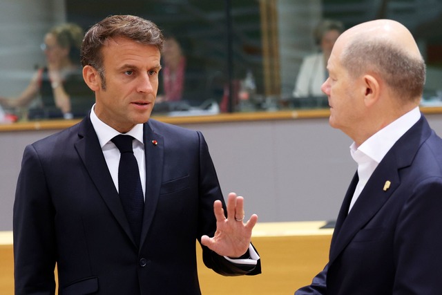 Emmanuel Macron (l), Pr&auml;sident vo...spricht mit Bundeskanzler Olaf Scholz.  | Foto: Geert Vanden Wijngaert/AP/dpa