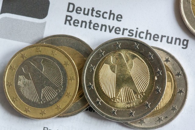 Die Bez&uuml;ge der Rentnerinnen und R...n Deutschland steigen um 4,57 Prozent.  | Foto: Fernando Gutierrez-Juarez/dpa