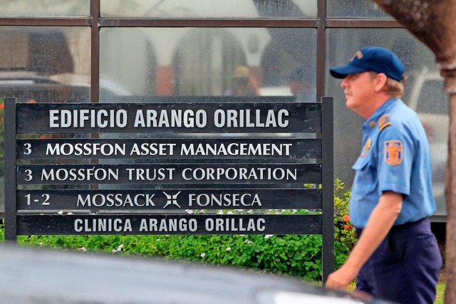 Panama City: Ein privater Sicherheitsm...enzentrale von Mossack Fonseca vorbei.  | Foto: Alejandro Bolivar (dpa)