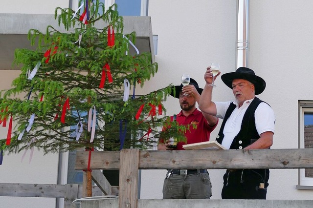 Mit einem traditionellen Richtspruch e...Lffingen das Richtfest  in Lenzkirch.  | Foto: Louisa Krieg