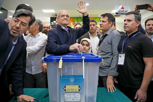 Der moderate Politiker Massud Peseschk...einem Wahllokal seinen Stimmzettel ab.  | Foto: Majid Khahi (dpa)