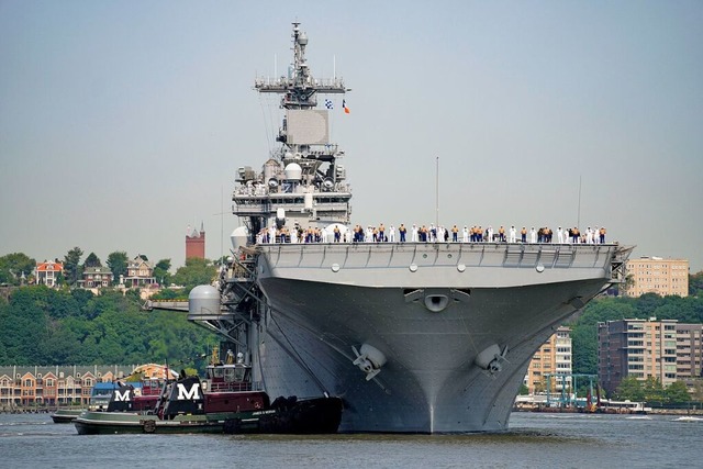 Die USA haben in dieser Woche mit der ...US-Kriegsschiff in die Region verlegt.  | Foto: John Minchillo (dpa)