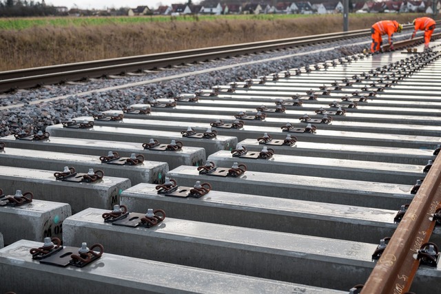 Die anstehende Generalsanierung der Bahn fordert Milliardeninvestitionen.  | Foto: Daniel Vogl/dpa