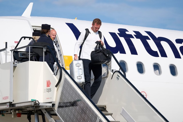 Bundestrainer Julian Nagelsmann steigt...Maschine mit der deutschen Mannschaft.  | Foto: Bernd Thissen/dpa