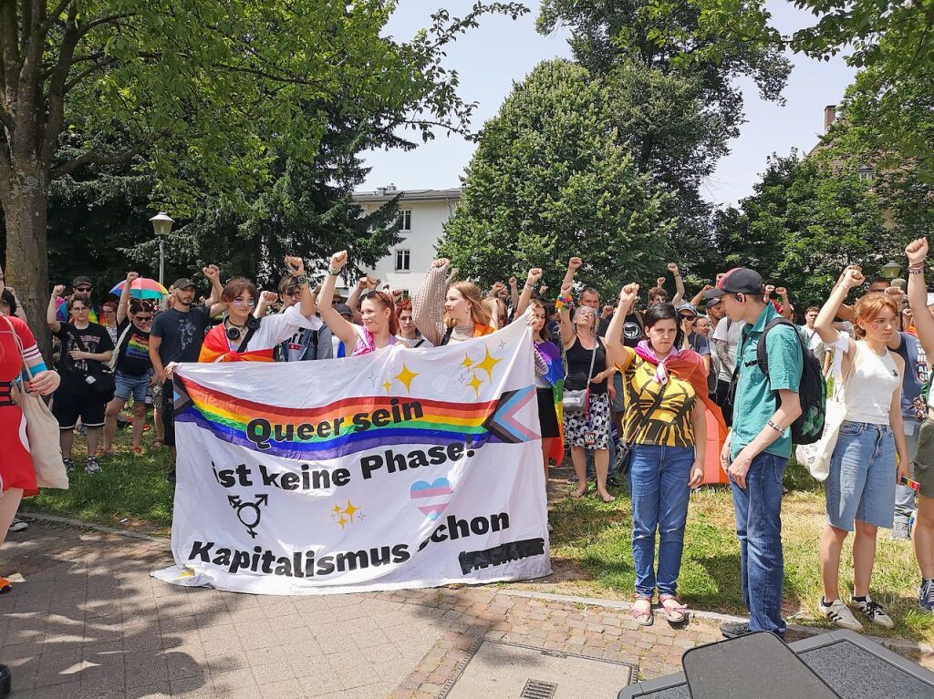 Mit einer Schweigeminute fr die Opfer, die die queere Community im Kampf um ihre Rechte zu beklagen hat, begann die Demo am Offenburger Busbahnhof.
