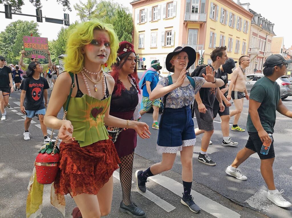 Hei, hei, Baby <?ppp?>
 Bei der ersten Offenburger CSD-Parade herrschten tropische Temperaturen und megagute Laune.<?_ppp?>
