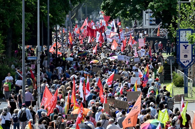 Ein Demonstrationszug gegen den AfD-Bundesparteitag zieht zur Grugahalle.  | Foto: Henning Kaiser/dpa