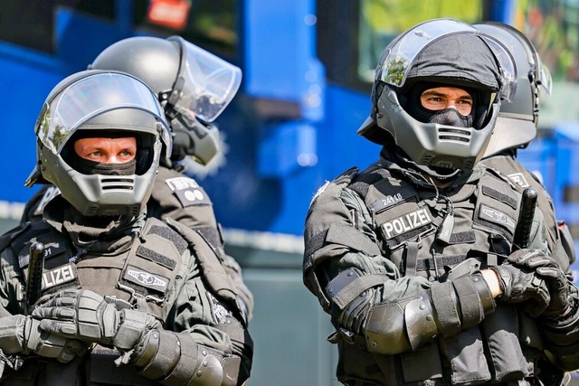 Zahlreiche Polizeibeamte sichern den Bundesparteitag der AfD in Essen  | Foto:  (dpa)
