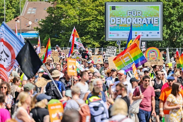 Hunderte demonstrieren in Essen fr De...Deutschland &#8211; und gegen die AfD.  | Foto:  (dpa)