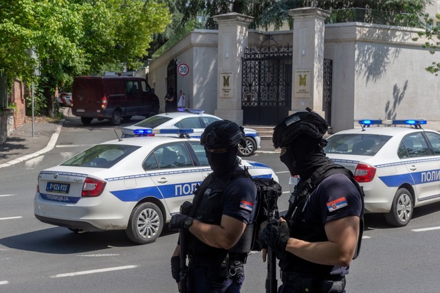Polizisten sperren in Belgrad den Verk... N&auml;he der israelischen Botschaft.  | Foto: Marko Drobnjakovic/AP/dpa