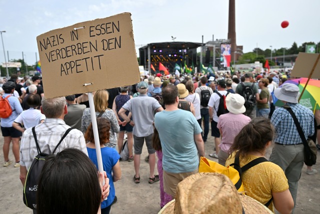 "Nazis in Essen Verderben den Appetit": Schild einer Demonstrationsteilnehmerin.  | Foto: Henning Kaiser/dpa