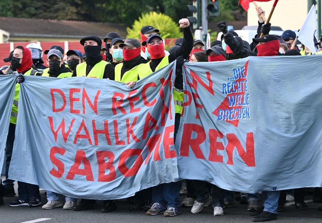 Demonstranten auf einer Zufahrtsstra&s...&auml;nde des AfD-Parteitags in Essen.  | Foto: Henning Kaiser/dpa