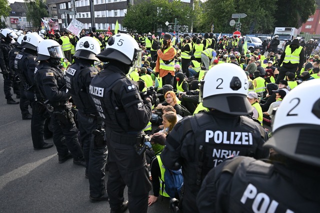 In Essen sind mehrere tausend Polizisten im Einsatz.  | Foto: Henning Kaiser/dpa