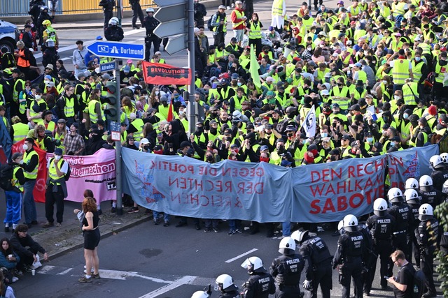 Bis zu 100.000 Demonstranten aus ganz ...dem Ausland wollten nach Essen kommen.  | Foto: Henning Kaiser/d&uuml;a/dpa