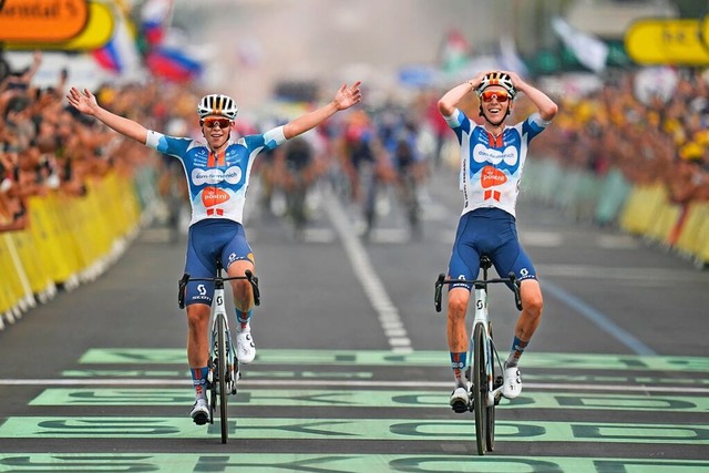 Der Franzose Romain Bardet (r) berque...t die erste Etappe der Tour de France.  | Foto: Daniel Cole (dpa)