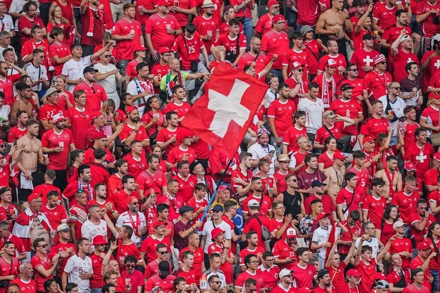 Die Schweizer Fans im Olympiastadion in Berlin feuern ihre Mannschaft an.  | Foto: Sren Stache (dpa)