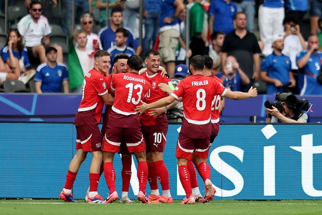 Die Schweizer bejubeln den Einzug ins Viertelfinale.  | Foto: Andreas Gora/dpa
