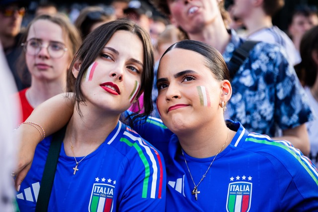 Den Fans der italienischen Mannschaft ...d Ausscheiden ins Gesicht geschrieben.  | Foto: Christoph Soeder (dpa)