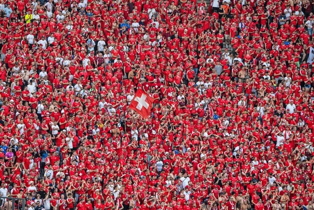 Fans der Schweiz auf der Tribne.  | Foto: Soeren Stache (dpa)