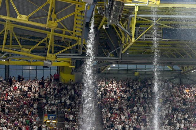 Wassermassen im Dortmunder Stadion sor... Unterbrechung in der ersten Halbzeit.  | Foto: Bernd Thissen (dpa)