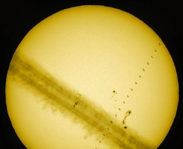 Aufnahme des ISS Transits um 7.51 Uhr....Kondensstreifen und die Sonnenflecken.  | Foto: Achim Schaller