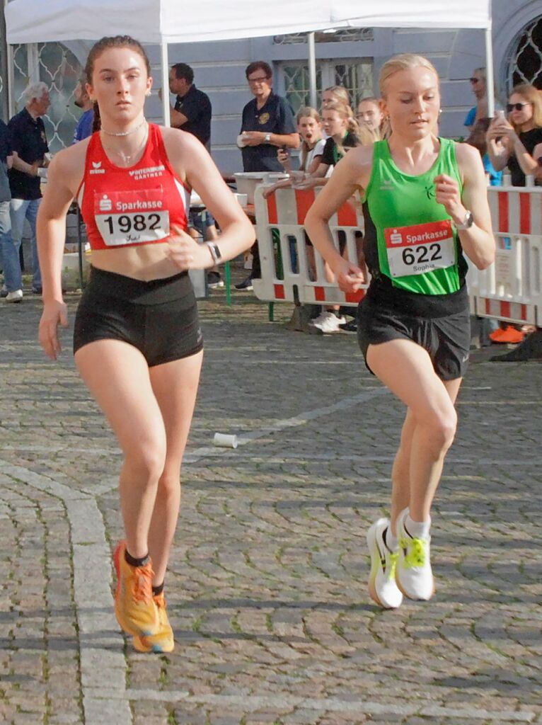Judit Aechtle (links) setzt sich ber 4000 Meter der Frauen vor Sophia Sommer durch.