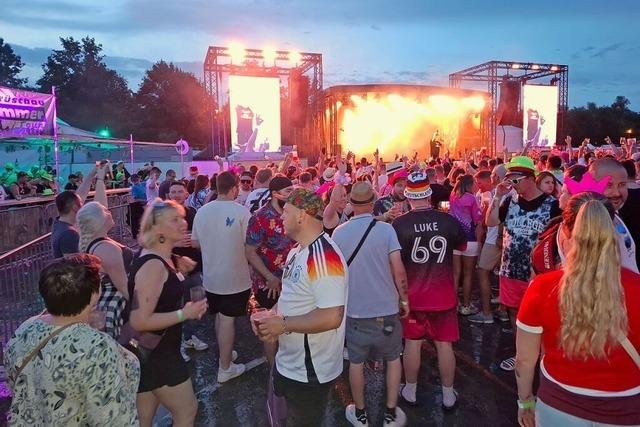 Tausende feiern in Ballermann-Stimmung bei der Rheingaudi in Rheinfelden