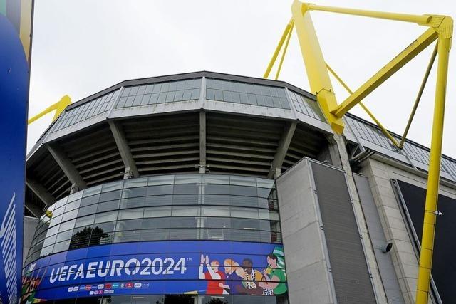 Beim EM-Spiel in Dortmund klettert ein vermummter Mann unter das Stadiondach – fr 