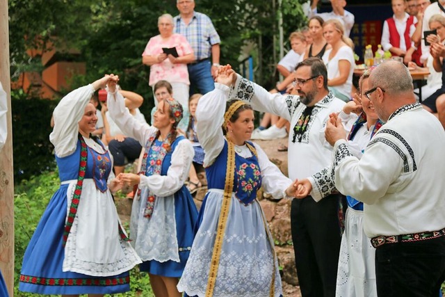 Die frisch gegrndete Tanzgruppe prsentiert sich beim Kronenfest.  | Foto: Katharina Kubon