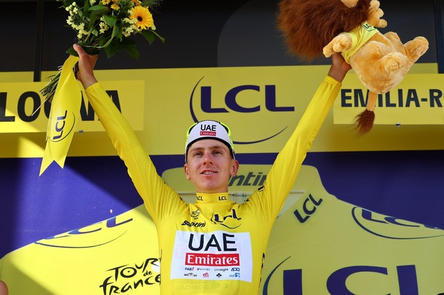 Tadej Pogacar hat bei der Tour de France das Gelbe Trikot &uuml;bernommen.  | Foto: David Pintens/Belga/dpa