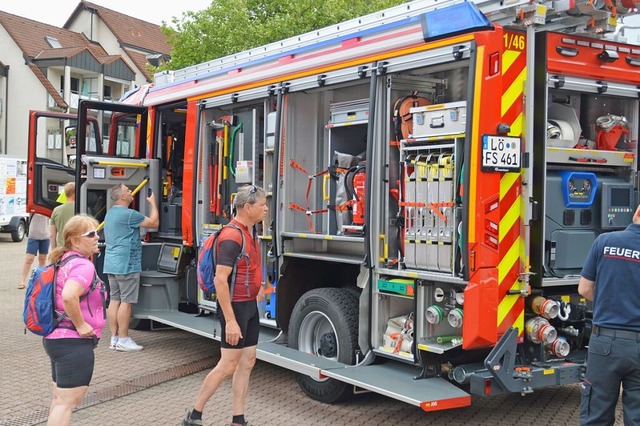Die Besucher nahmen das neue Feuerwehrauto genau unter die Lupe.  | Foto: Edgar Steinfelder