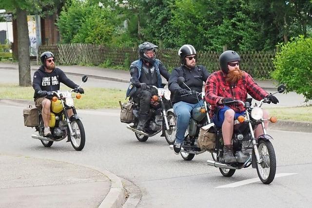 800 Mopeds knattern durch den Schwarzwald