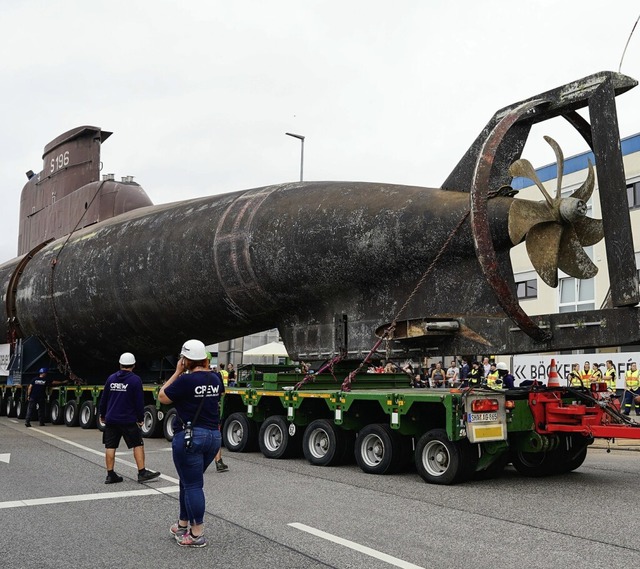 Das U-Boot U17 wird ins Technikmuseum nach Sinsheim transportiert.  | Foto: Uwe Anspach (dpa)