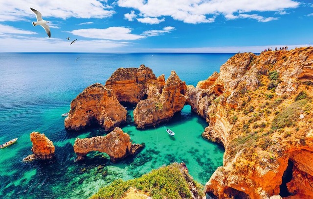 Kstenblick auf die Felsen und das klare Wasser der Algarve.  | Foto: DaLiu/Shutterstock.com