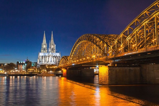 Klner Dom und Hohenzollernbrcke leuchten festlich am Rhein.  | Foto: frederikloewer