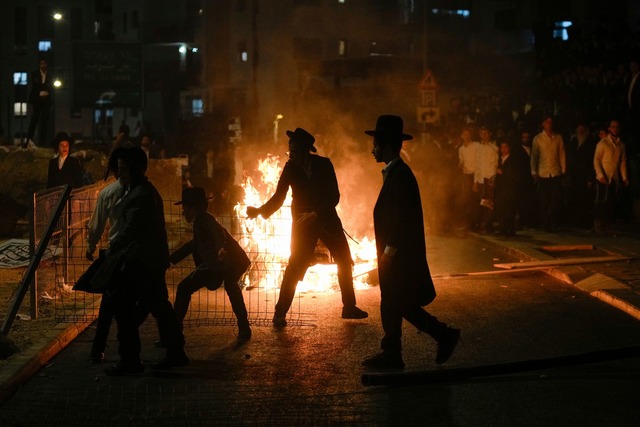 Ausschreitungen in Jerusalem: Das Geri...cht sorgt f&uuml;r Wut bei Orthodoxen.  | Foto: Ohad Zwigenberg/AP/dpa