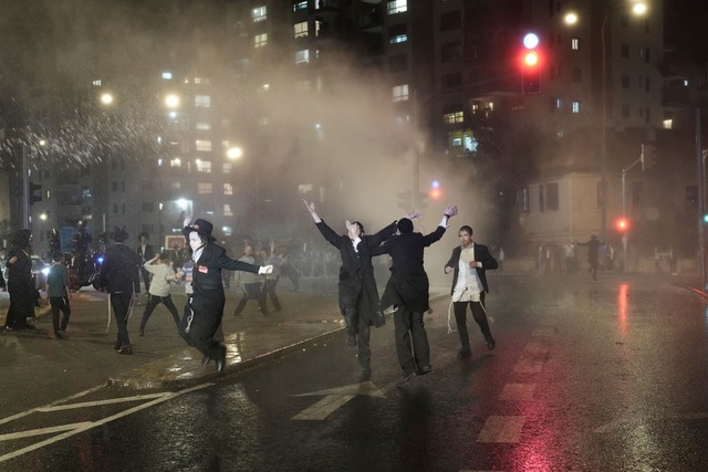 Bei den Protesten kommt es zu Zusammenst&ouml;&szlig;en mit der Polizei.  | Foto: Mahmoud Illean/AP/dpa