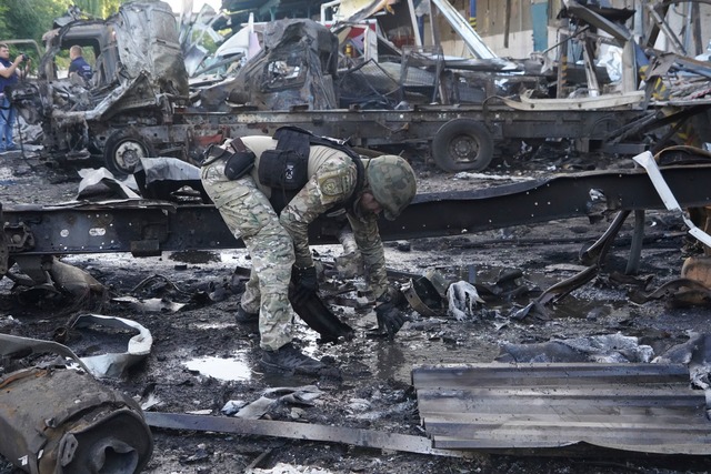 Russischer Angriff auf Charkiw: Ukrainischer Polizist sammelt Beweise.  | Foto: Andrii Marienko/AP/dpa