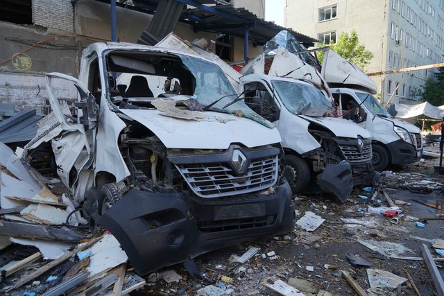 Nach dem russischen Angriff auf Charki...eferfahrzeugen komplett zerst&ouml;rt.  | Foto: Andrii Marienko/AP/dpa